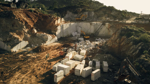 imagem mostra extração de blocos de pedra natural