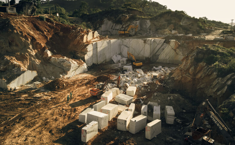imagem mostra extração de blocos de pedra natural